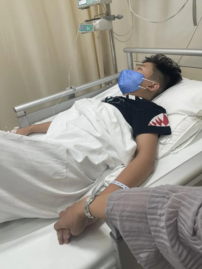 Vân Hugo đăng ảnh con trai nằm viện, câu nhắn nhủ khiến tất cả lo lắng