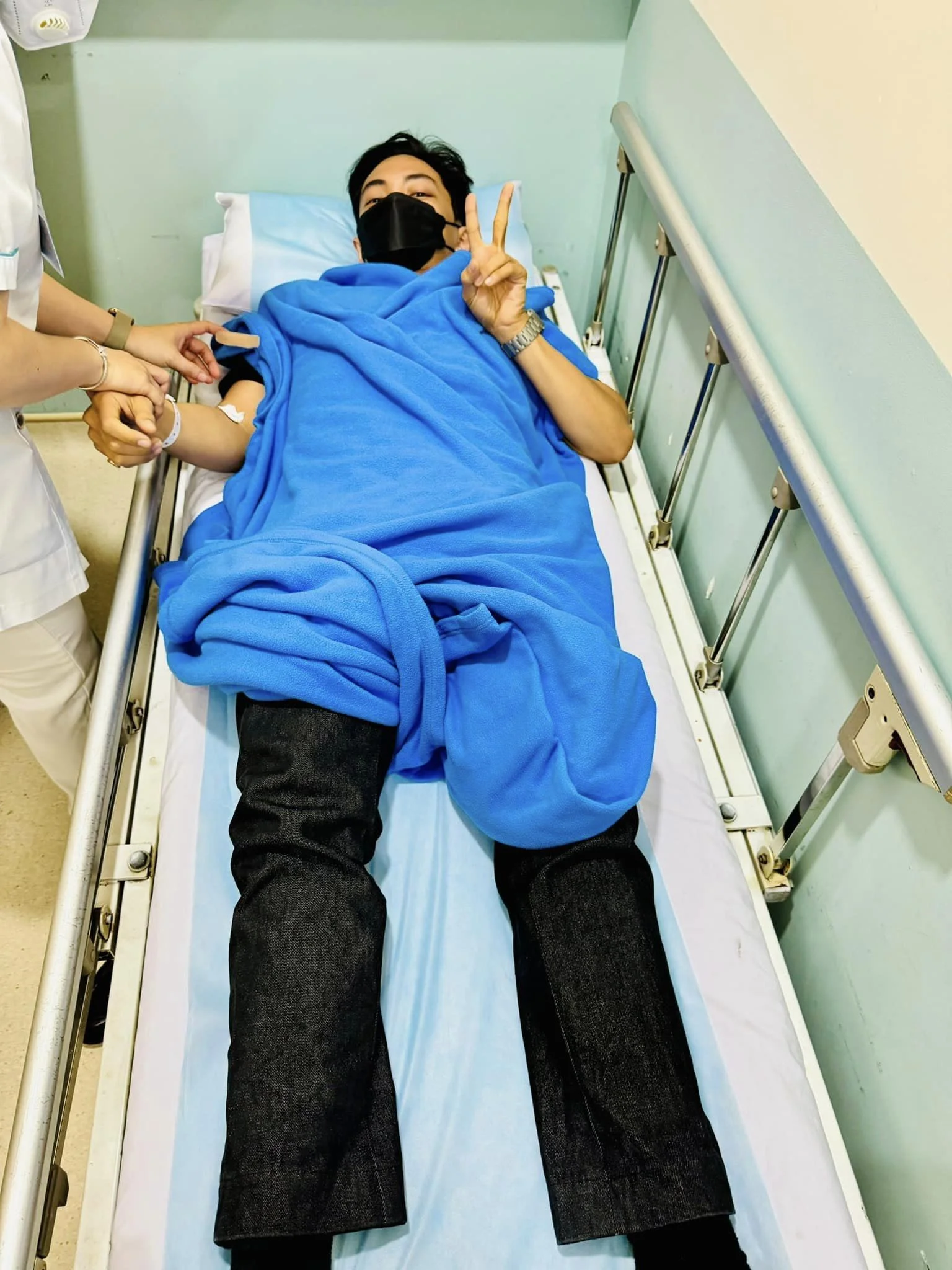 Phan Hiển đăng ảnh nhập viện cấp cứu khiến khán giả lo lắng