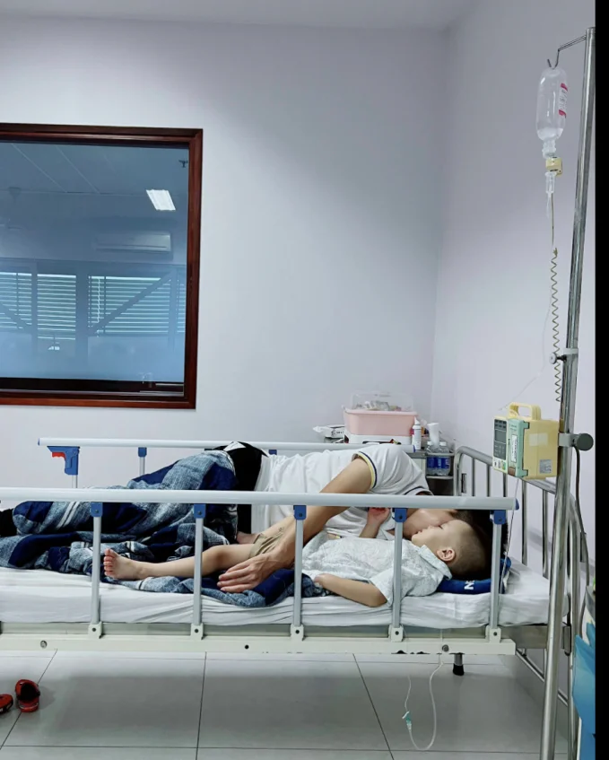 Xót xa hình ảnh Duy Mạnh nằm trông con trong bệnh viện, mua đống thuốc đắt đỏ để trị bệnh cho quý tử, hội bố bỉm sữa đồng cảm