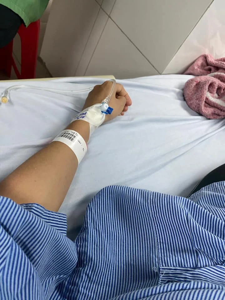 Con tôi ốm nằm viện, mẹ chồng cũ mang đúng một túi đồ đến thăm mà khiến cả phòng bệnh trầm trồ