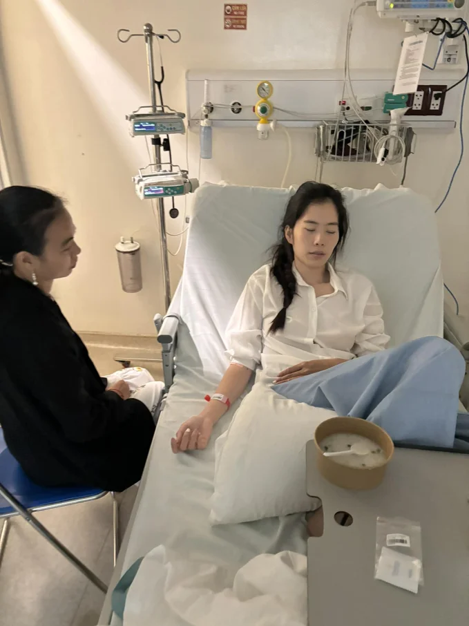 Nóng: Chồng chưa cưới công khai hình ảnh nhập viện của Nam Em, tiết lộ tình hình bệnh tật
