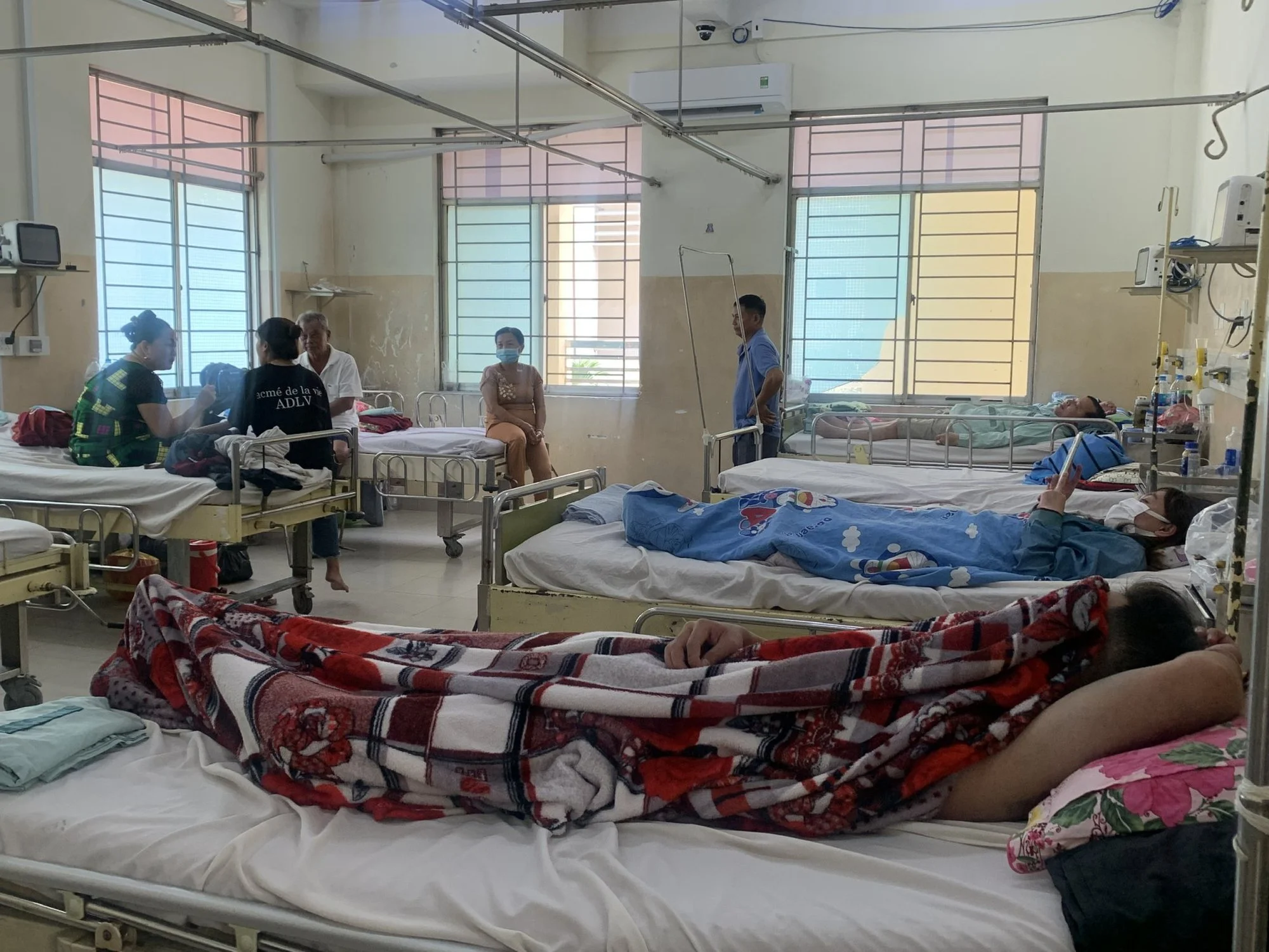 Bệnh viện tuyến cuối ở TP.HCM quá tải bệnh nhân sốt xuất huyết do nhập viện ồ ạt