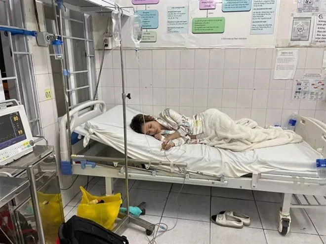 Sao Việt 24h: Tình cũ Anh Đức nhập viện, thân hình gầy guộc, phải giành giật sự sống
