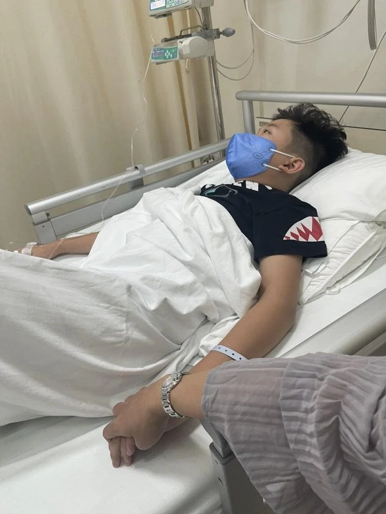 Vân Hugo chia sẻ hình ảnh con trai nằm viện cùng dòng chữ khiến tất cả lo lắng
