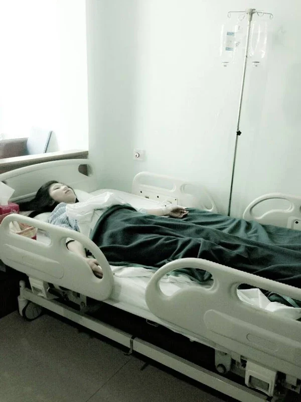 Lộ ảnh Trang Pháp nhập viện