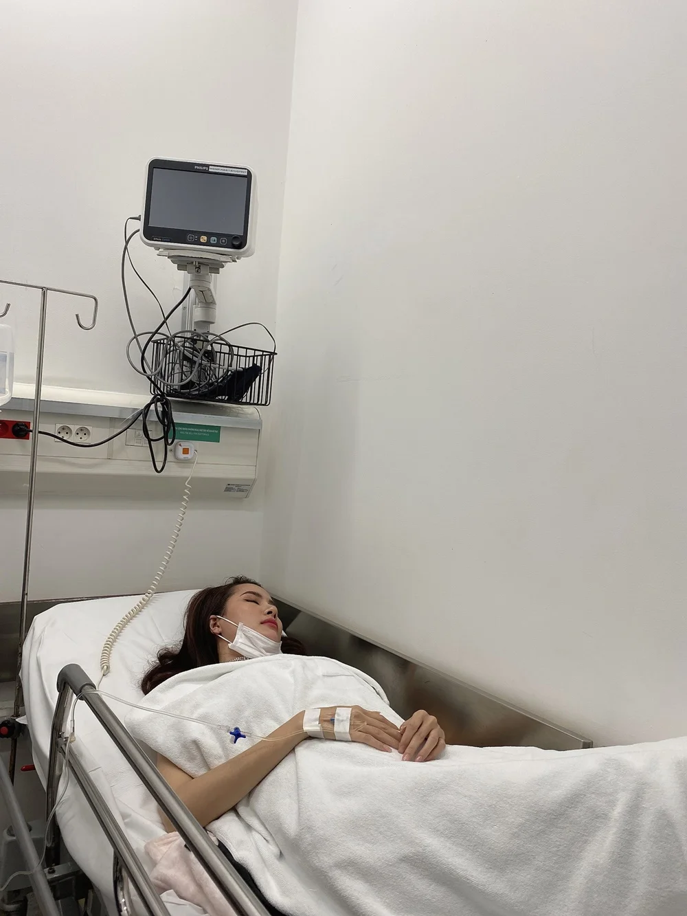 Hoa hậu vào vai nàng "Kiều@" bất ngờ nhập viện vì sốt cao, co giật