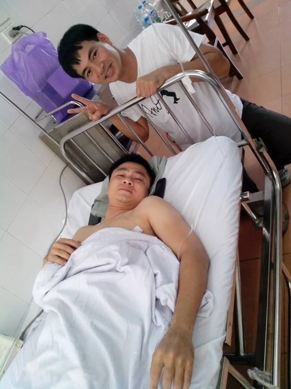 Hai người bạn thăm hỏi nhau tại giường bệnh