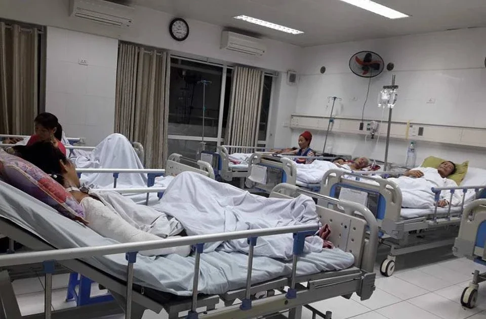 Hình ảnh Bệnh viện Việt Đức quá tải bệnh nhân cấp cứu đêm Giao thừa