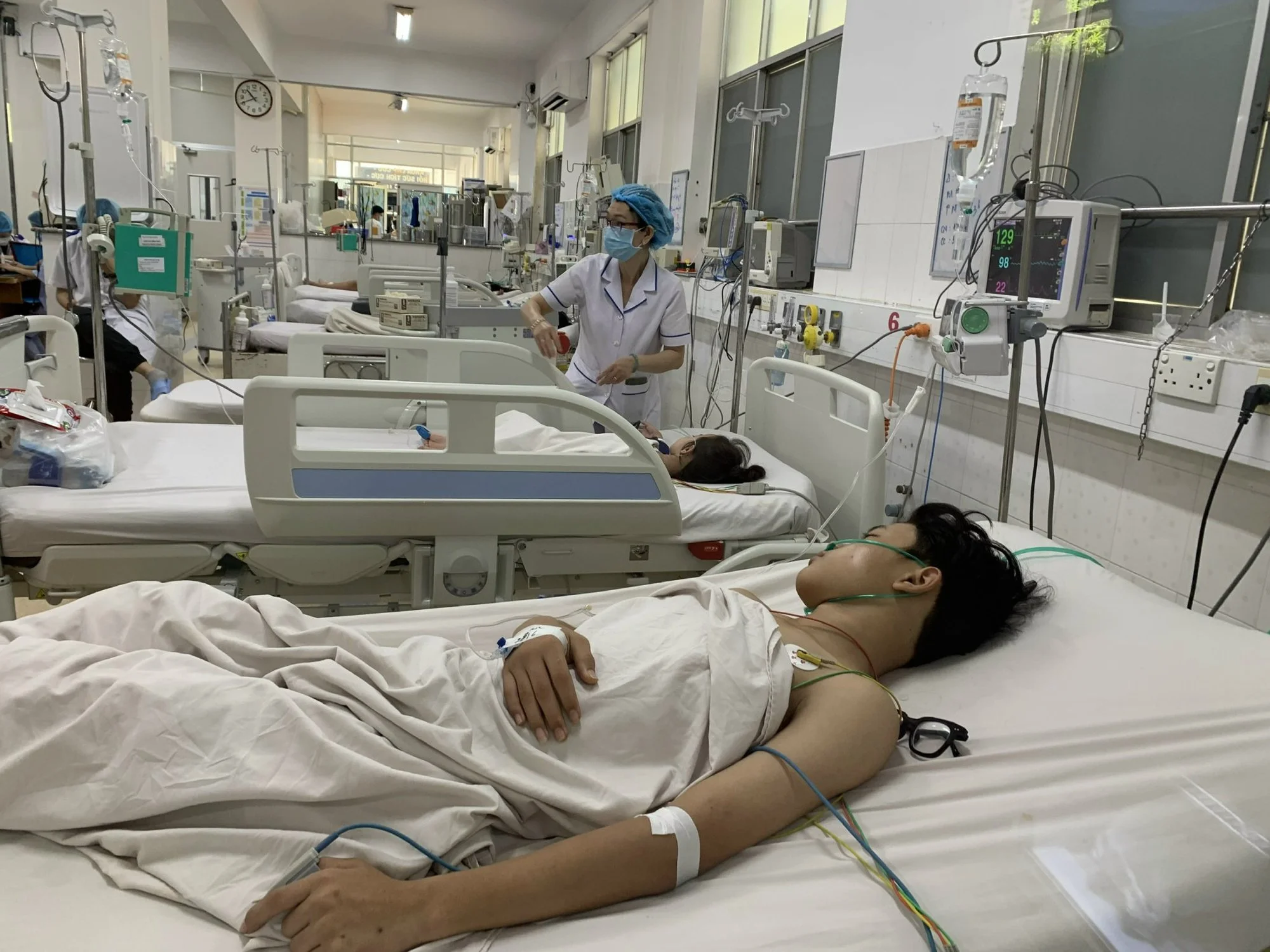 Bệnh viện tuyến cuối ở TP.HCM quá tải bệnh nhân sốt xuất huyết do nhập viện ồ ạt (2)
