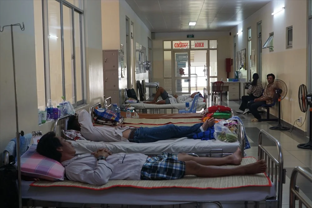 Phòng bệnh viện với các giường bệnh xếp hàng