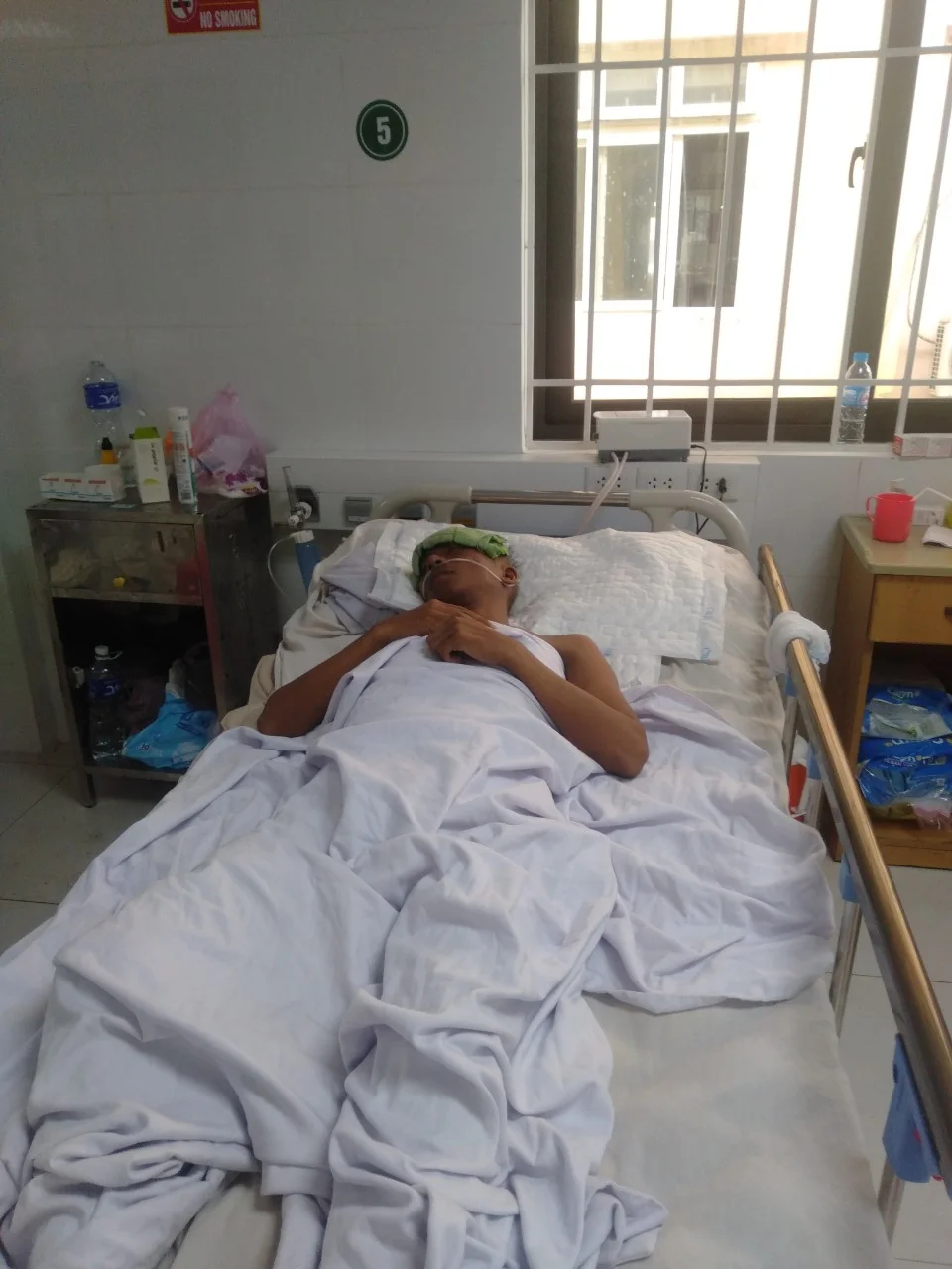 Bệnh nhân đang nằm nghỉ tại phòng bệnh viện