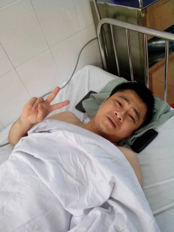 Bệnh nhân tạo dáng chụp ảnh khi nằm viện