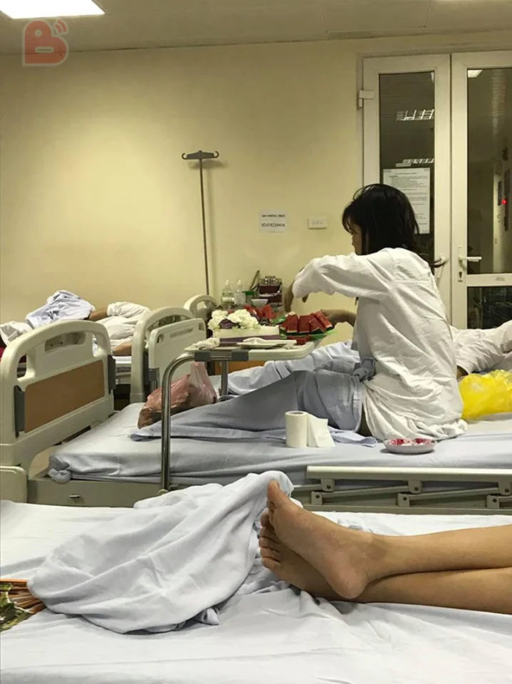 Con gái nằm viện và chiếc bánh sinh nhật dành cho mẹ khiến cả phòng bệnh nghẹn ngào