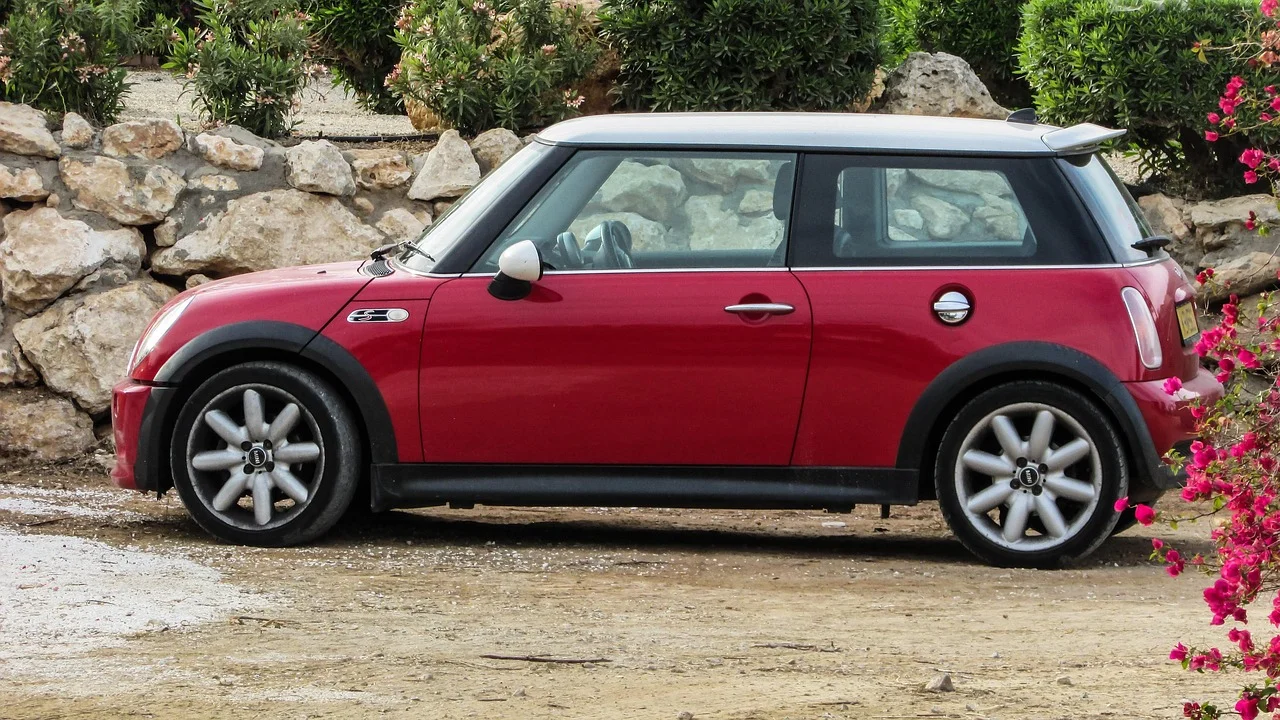 ảnh nền máy tính xe Mini Cooper đỏ giữa khung cảnh thiên nhiên