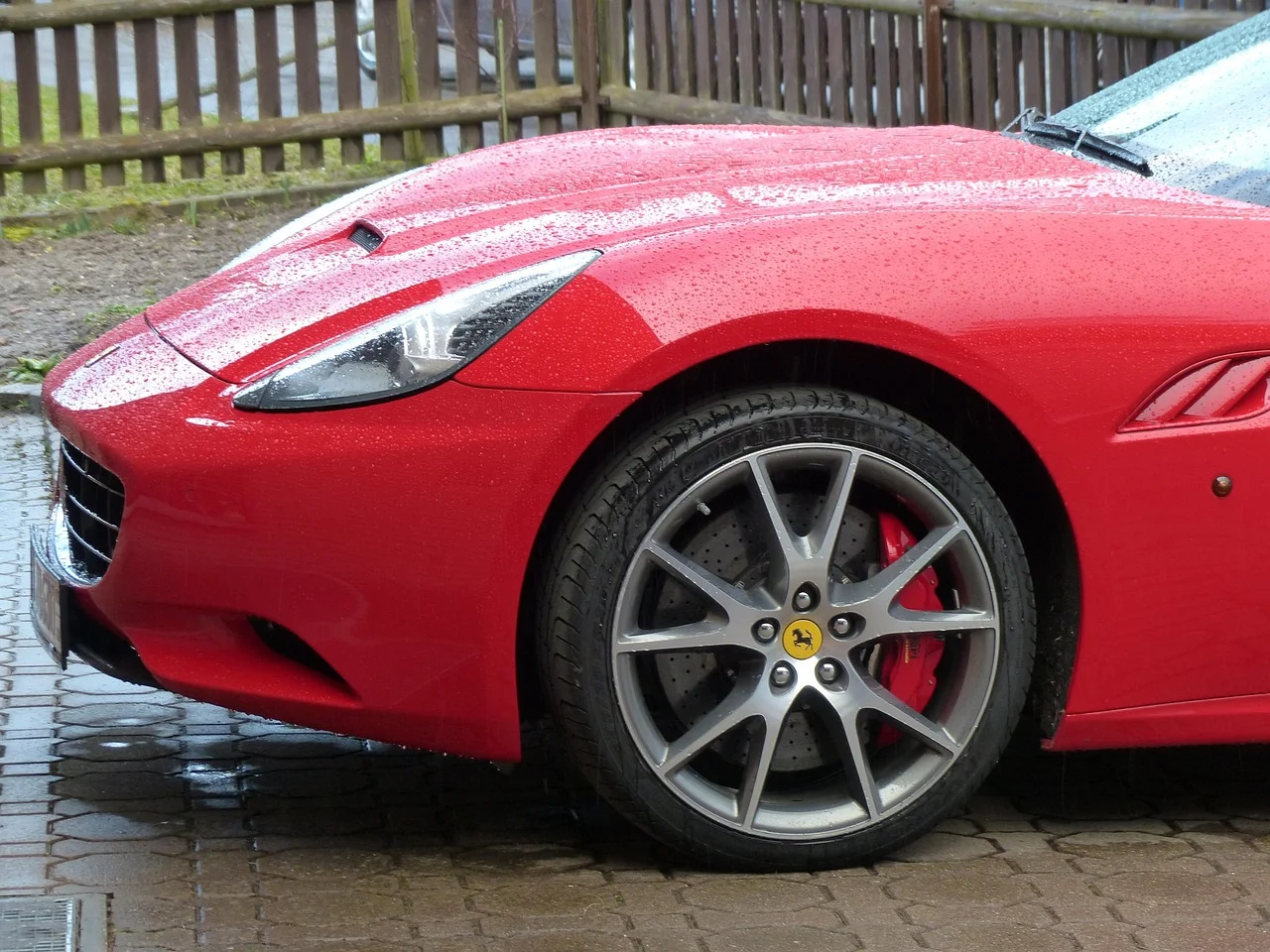 Ảnh nền máy tính cận cảnh đầu và bánh xe Ferrari màu đỏ