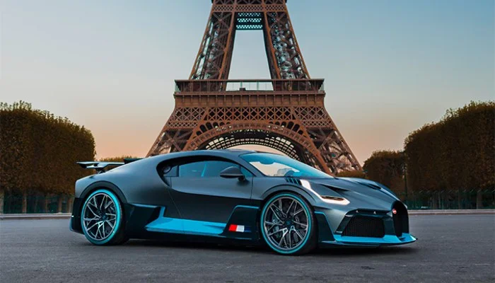 ảnh nền máy tính xe Bugatti xanh trước tháp Eiff hoàng hôn