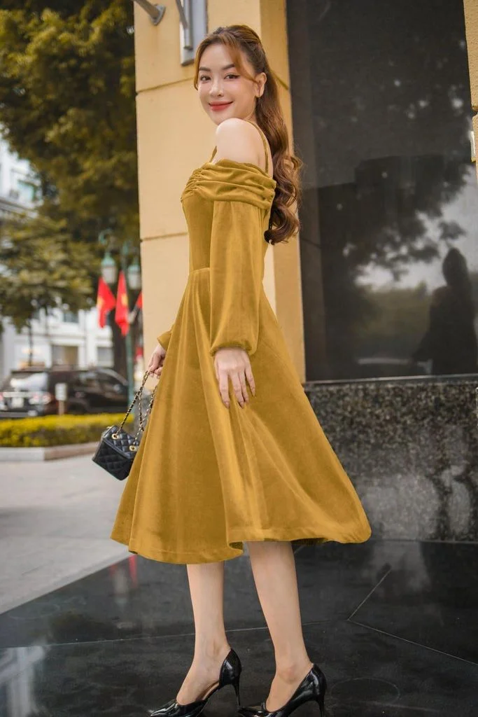 mẫu đầm nhung tuổi trung niên