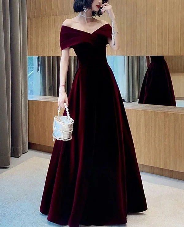 Đầm dạ hội nhung màu đỏ trễ vai quyến rũ