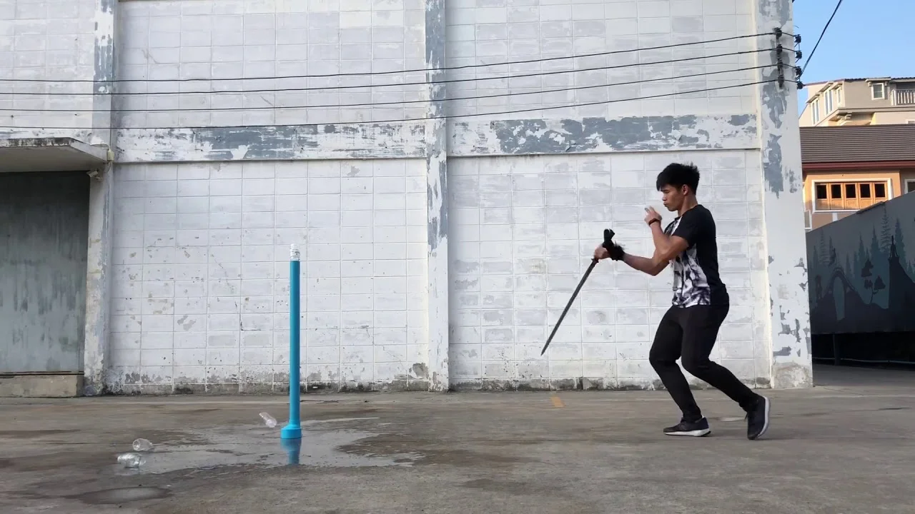 Võ sĩ nam luyện thương trên sân ngoài trời