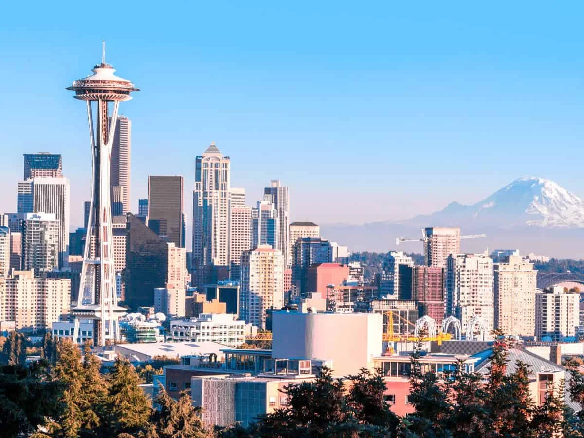 Ảnh toàn cảnh thành phố Seattle với tháp Space Needle và núi phía xa