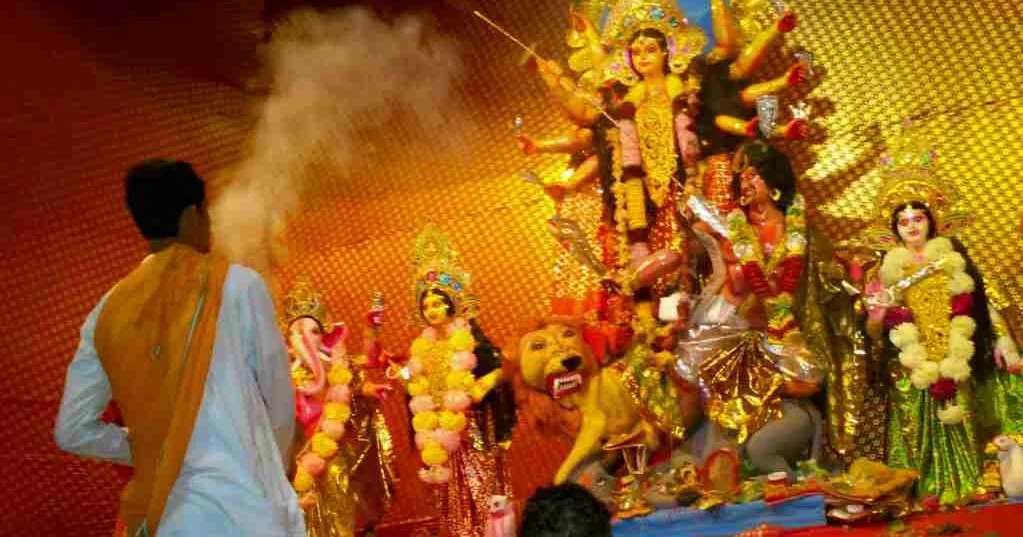 Cảnh nghi lễ tôn giáo với tượng nữ thần và người tham dự