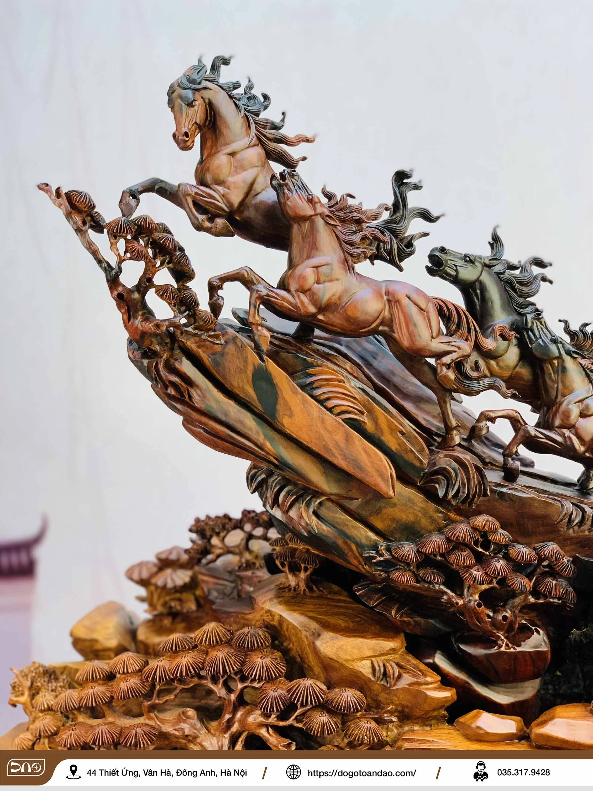 Tay trang trí hoa quanh tượng ngựa mã đáo thành công