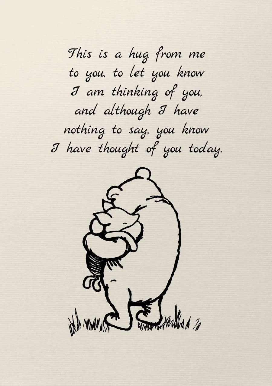 Ảnh màu trắng Winnie the Pooh ôm bạn với lời nhắn dễ thương