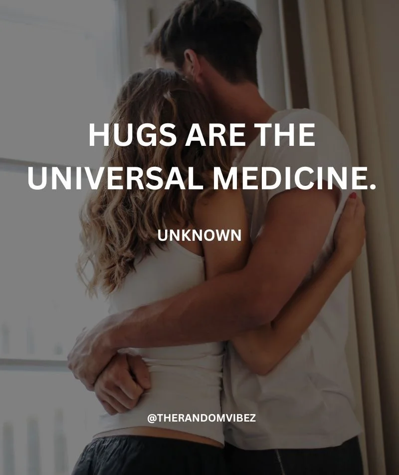 Ảnh màu trắng đôi bạn ôm siết Hugs are the universal medicine
