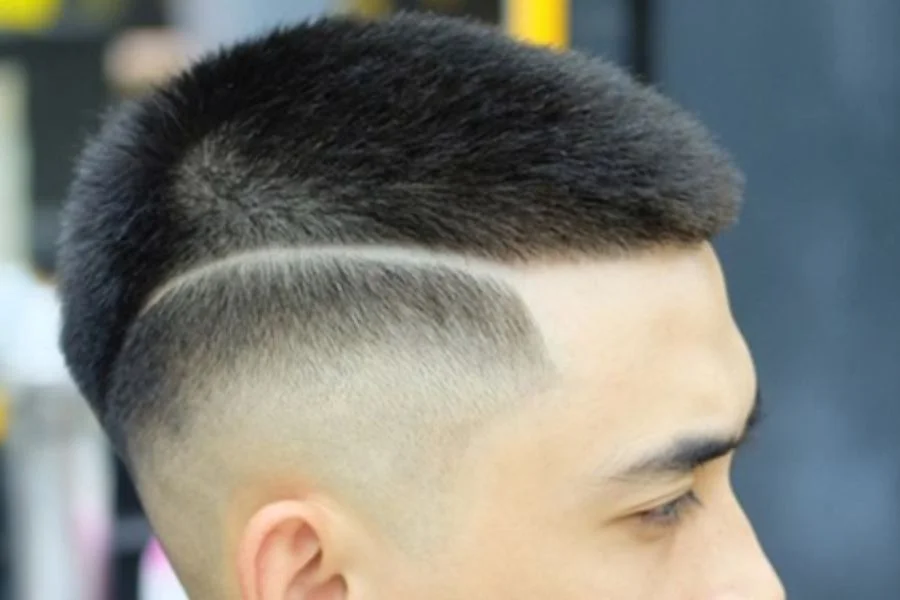 Nam giới đeo kính tóc nam ngắn nhìn lên
