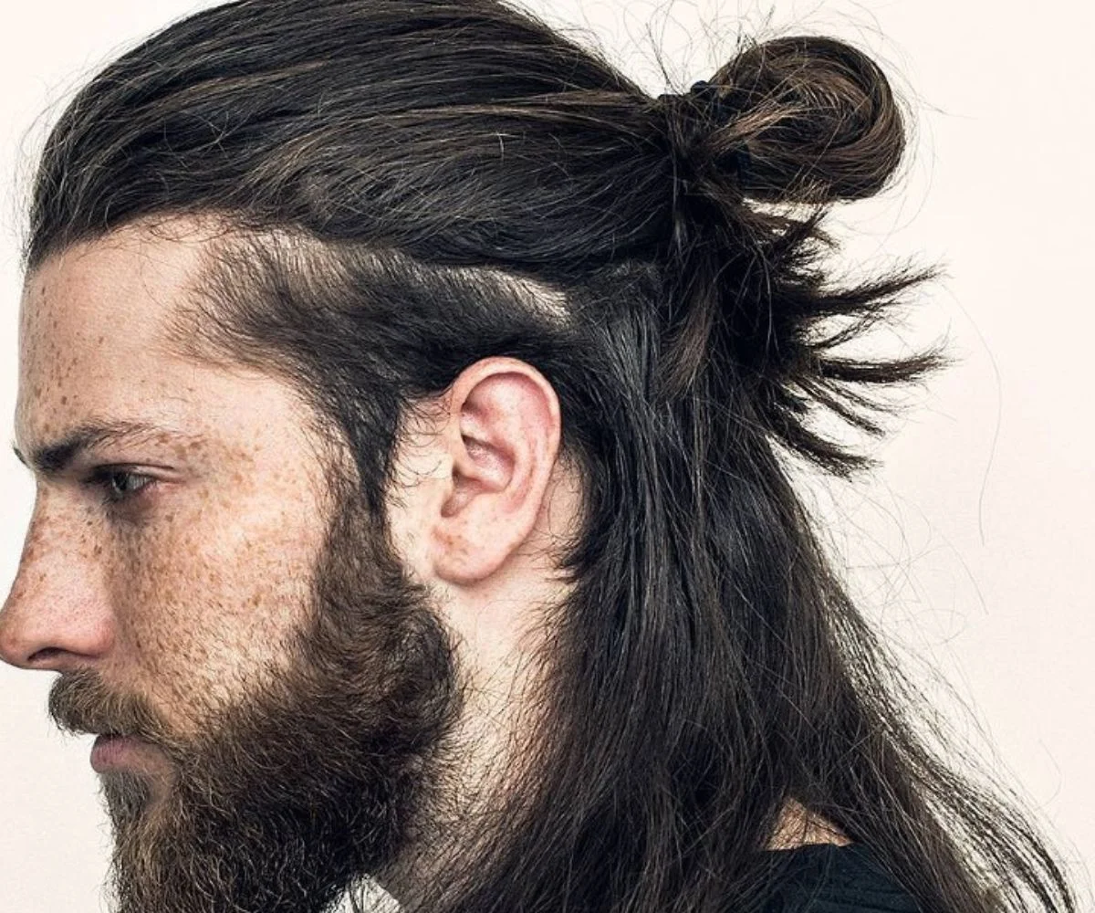 Ảnh kiểu tóc dài nam búi cao man bun kết hợp râu quai nón phong cách trên nền trắng