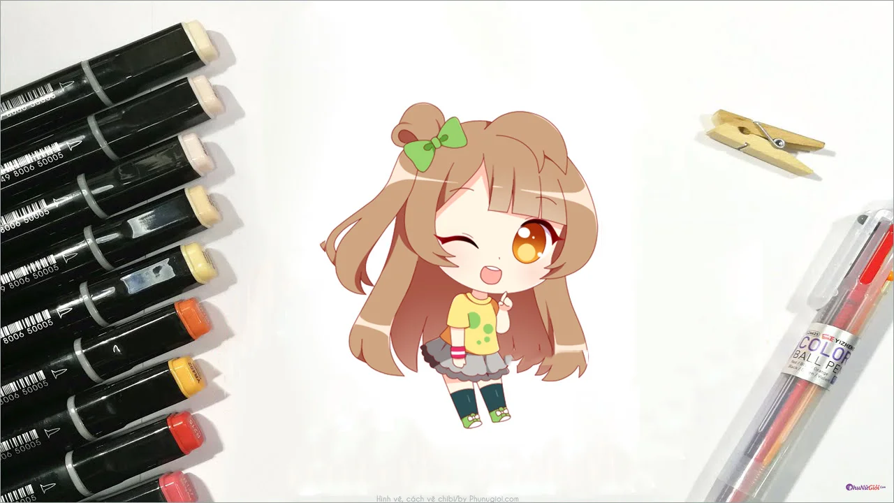 Tranh chibi cô bé tóc nâu nháy mắt giữa các dụng cụ vẽ màu