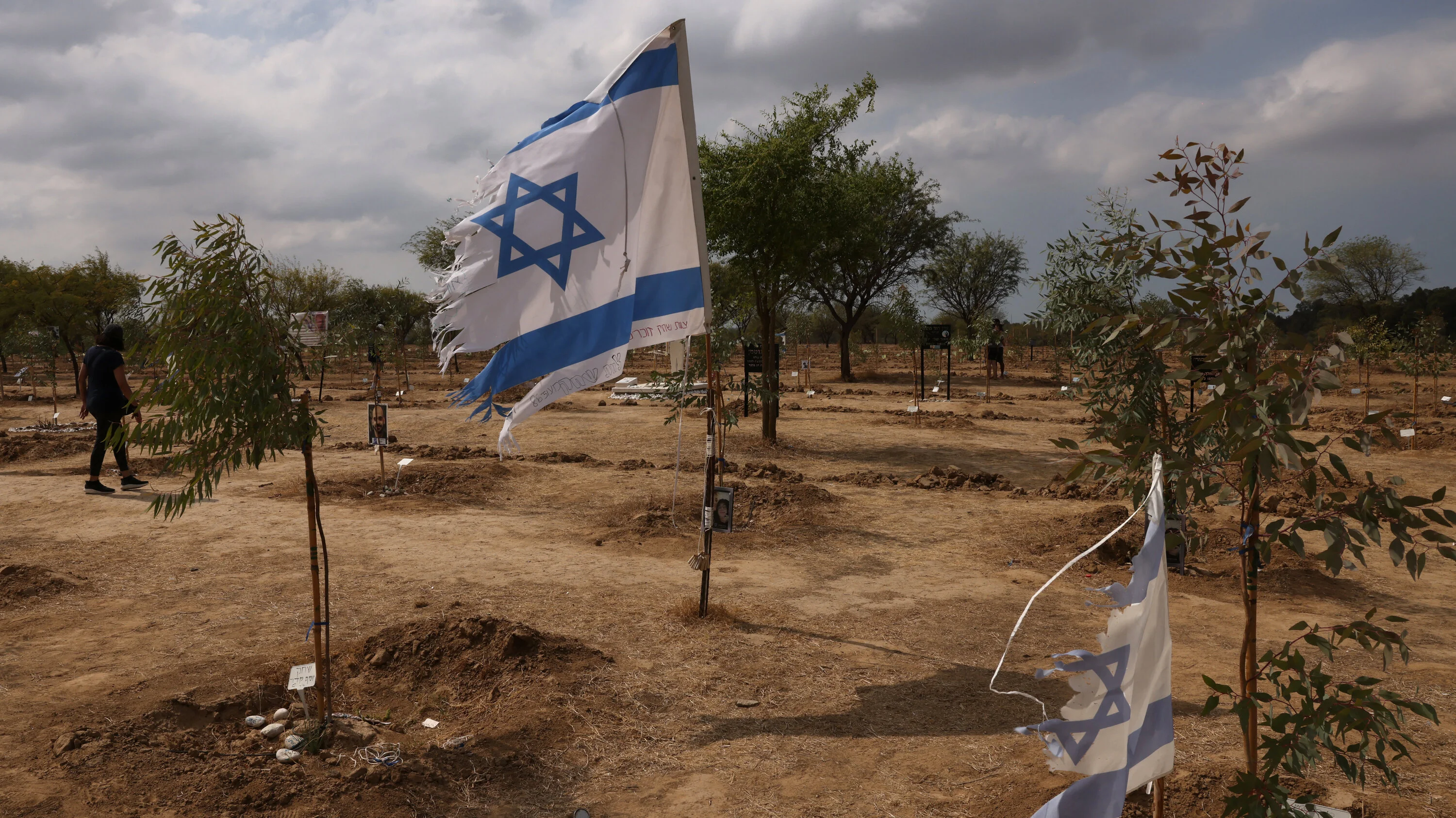 Nhiều lá cờ Israel cắm trên khu đất khô cằn