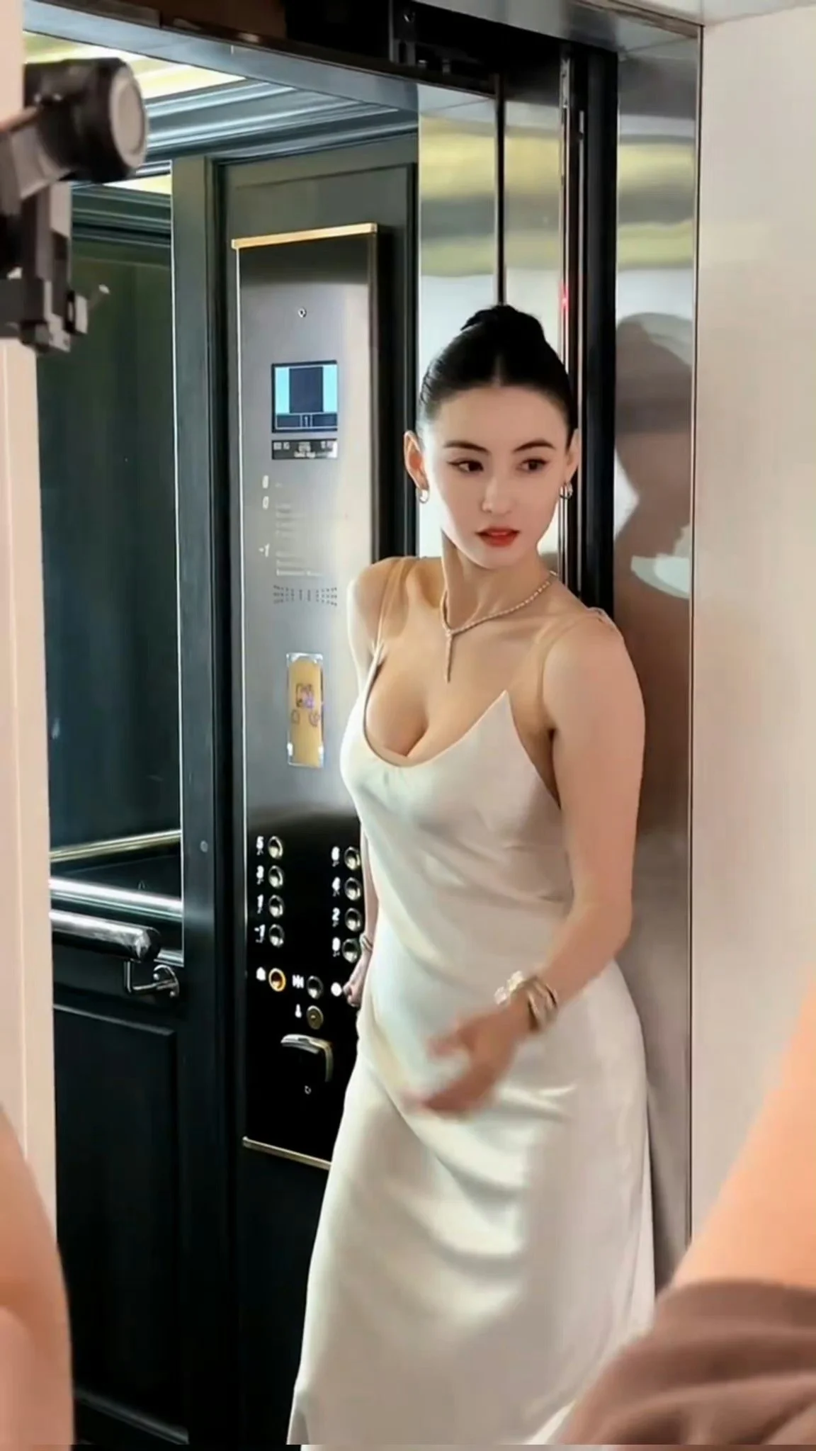 Trương Bá Chi tung loạt ảnh hậu trường cực thần thái, sắc vóc đại mỹ nhân Hong Kong ở tuổi 43 gây choáng