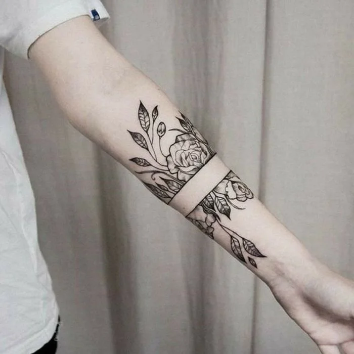 Hình xăm vòng tay họa tiết hoa lá mảnh mai