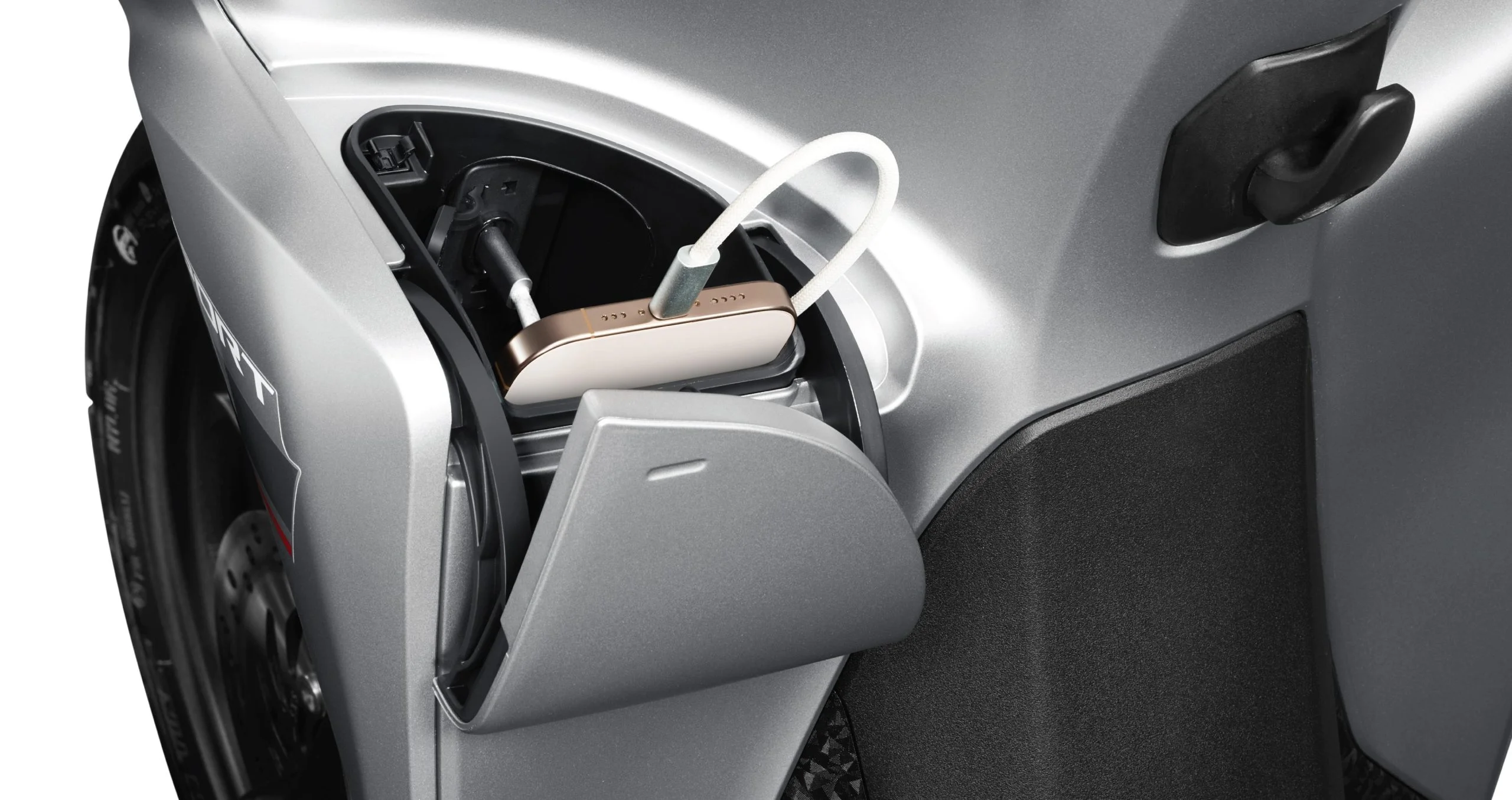 Hộc đồ Honda Vision phía trước có cổng sạc và nắp đậy