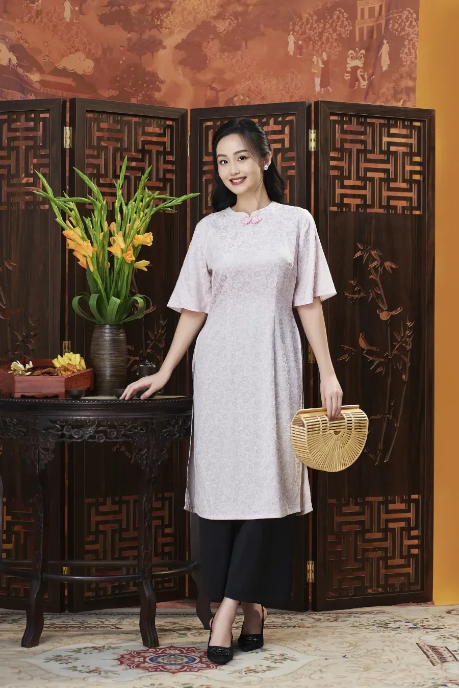 Mẫu áo dài đẹp dáng suông kết hợp quần đen