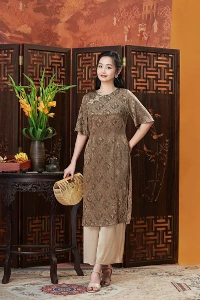 Mẫu áo dài đẹp màu nâu đất với họa tiết chìm