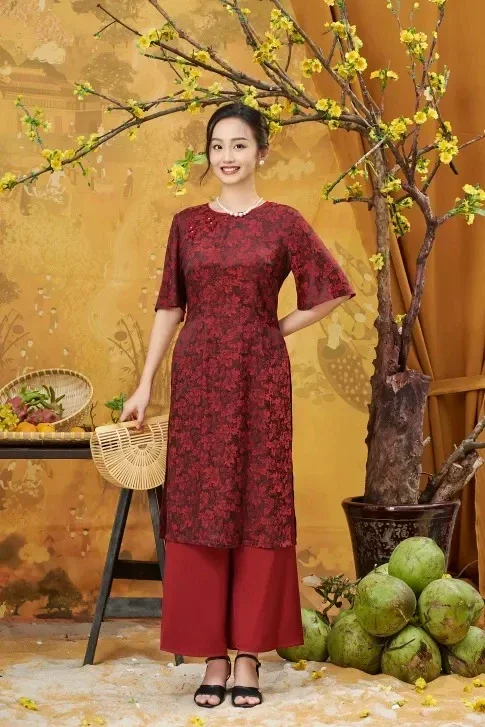 Áo dài đỏ họa tiết hoa nhí