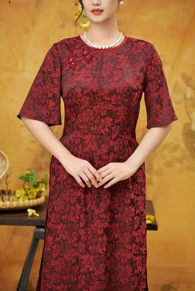 Mẫu áo dài đẹp màu đỏ đô chất liệu ren sang trọng