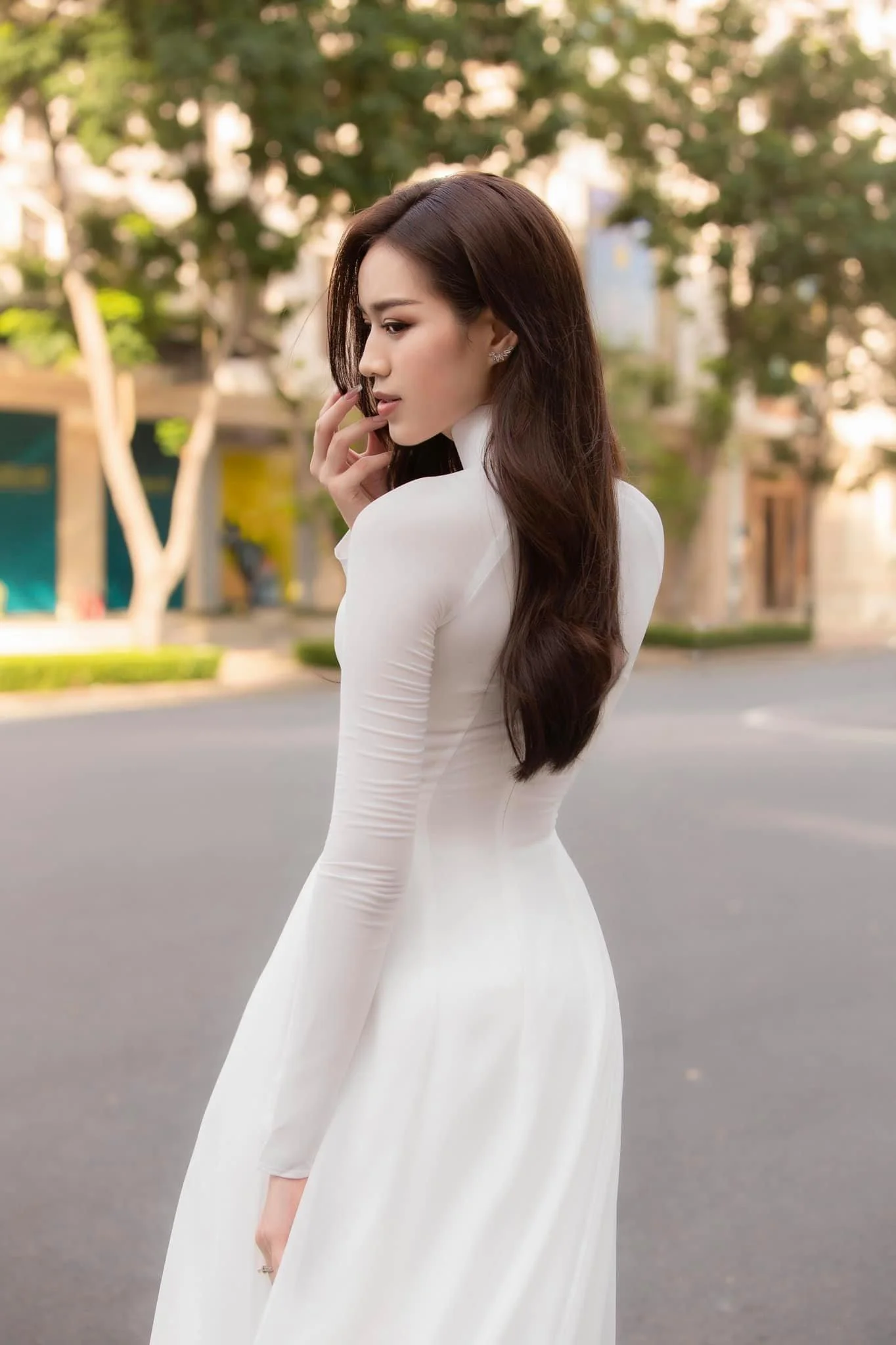 Áo dài trắng đẹp ngẩn ngơ của các nàng hậu làm fans thương nhớ