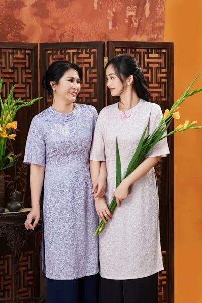 Hai cô gái mặc mẫu áo dài đẹp cách tân trong studio