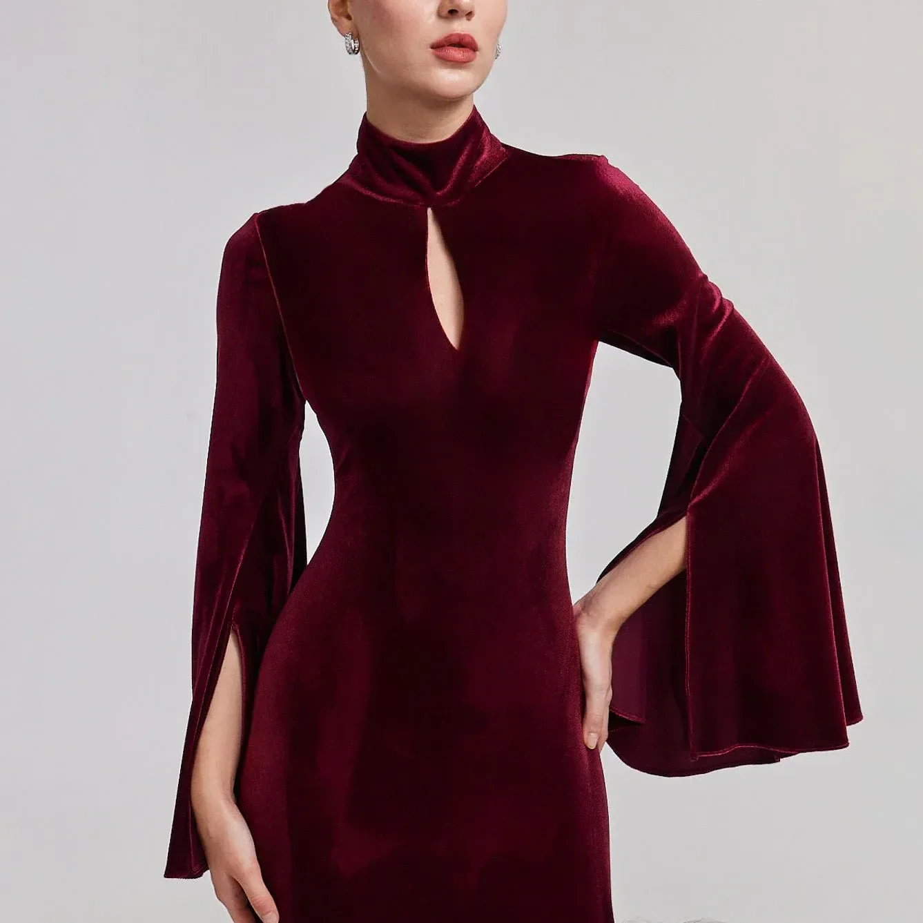 Mẫu đầm nhung cổ giọt lệ cách điệu vừa trẻ trung vừa gợi cảm (Nguồn: Internet)
