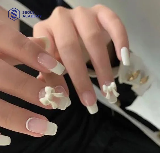 Kiểu nail dành cho tết màu trắng mix charm nơ cực kỳ đơn giản nhưng trẻ trung
