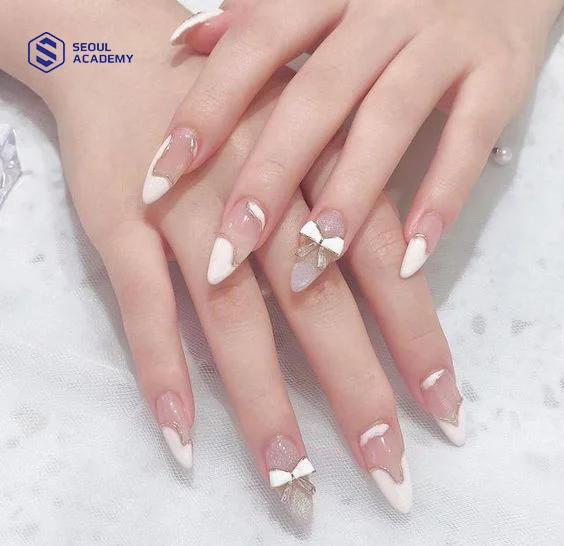 Mẫu nail màu trắng kết hợp đính nơ dành cho dịp tết
