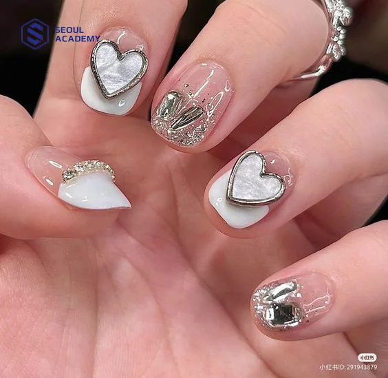 Gợi ý mẫu nail tết màu trắng dành cho team yêu thích sự lấp lánh