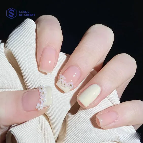 mẫu nail màu trắng vẽ hoạ tiết hoa dành cho ngày tết