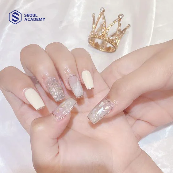Nail sơn màu trắng mix nhũ phù hợp cho dịp Tết đến xuân về