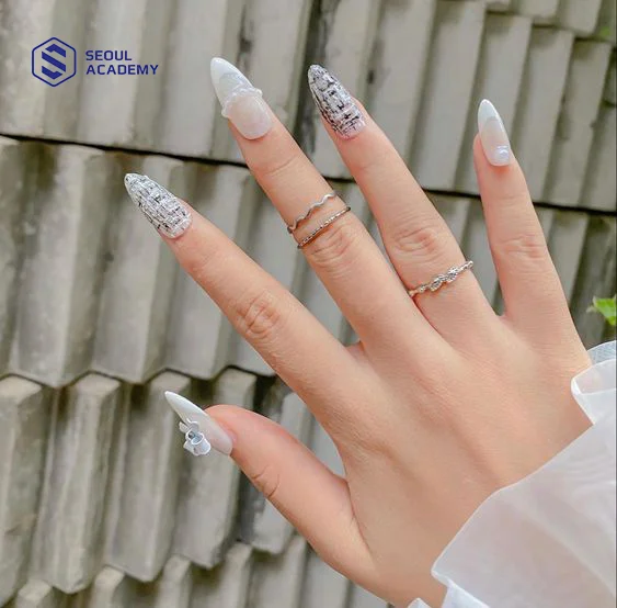 Một trong những kiểu nail tết màu trắng đẹp