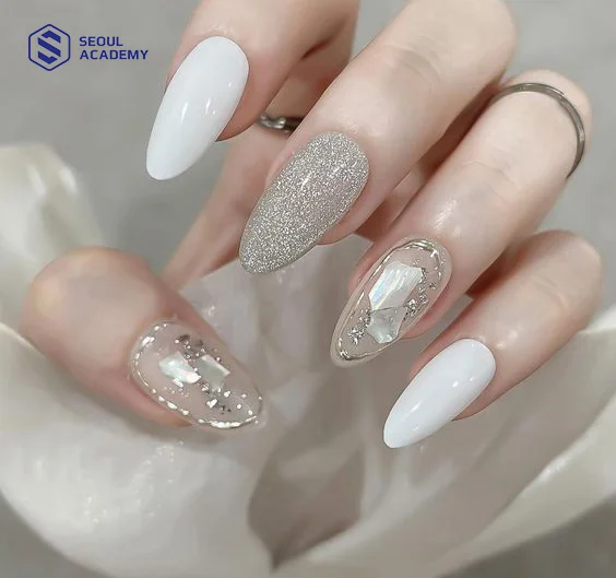 Nail tết màu trắng kết hợp sơn nhũ và ẩn xà cừ