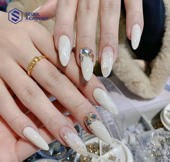 Mẫu nail tết trắng sang chảnh cực kỳ thu hút và ấn tượng
